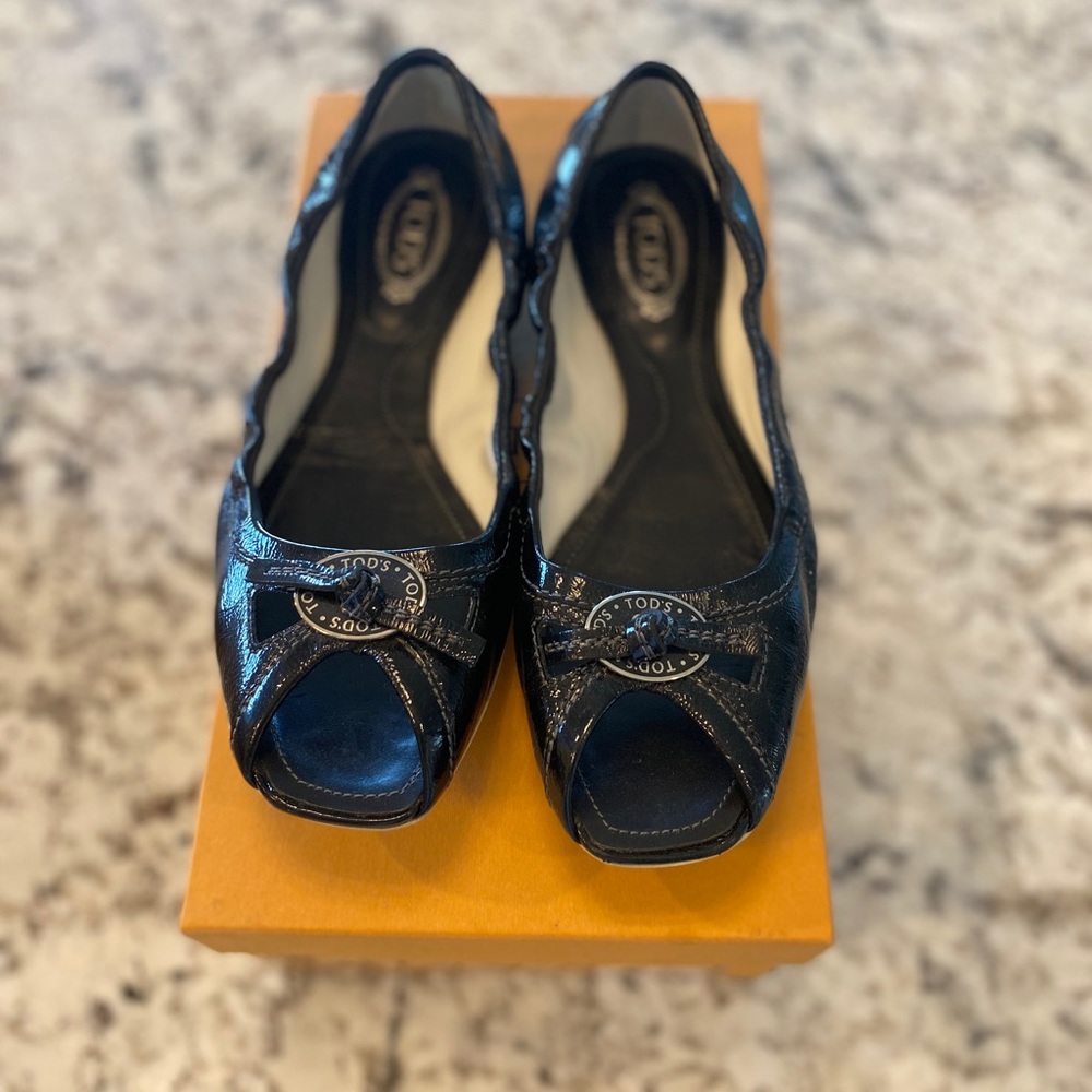 Tod’s Whiskey Cutout Flats in Black Patent